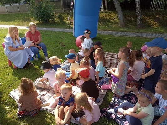 Grafika #1: Czytanie na polanie