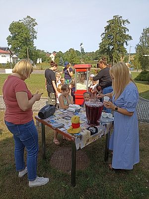 Grafika #3: Czytanie na polanie