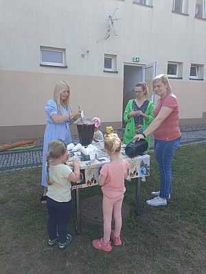 Grafika #4: Czytanie na polanie