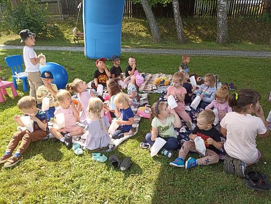 Grafika #5: Czytanie na polanie