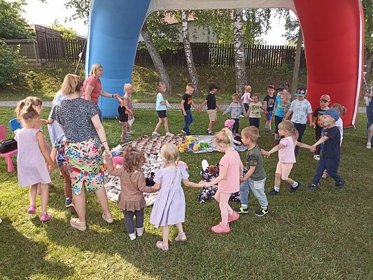 Grafika #7: Czytanie na polanie