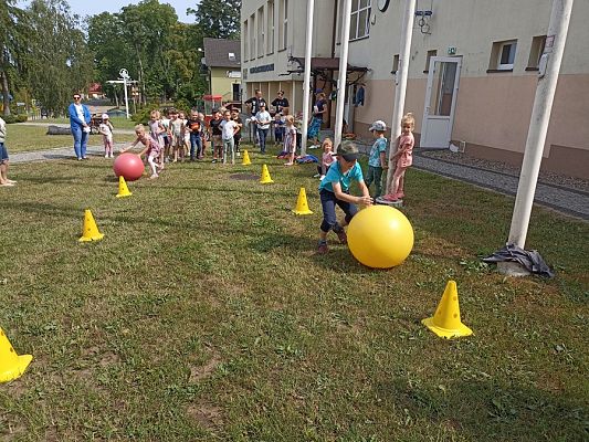 Grafika #8: Czytanie na polanie