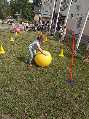 Grafika #9: Czytanie na polanie