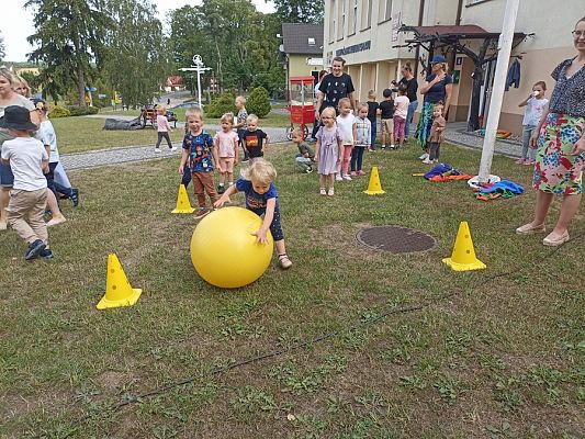 Grafika #10: Czytanie na polanie