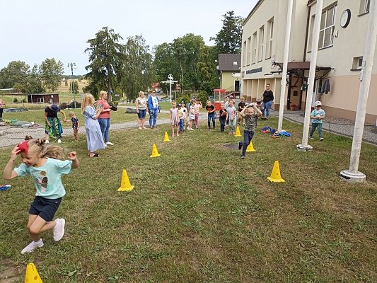 Grafika #11: Czytanie na polanie