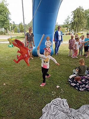 Grafika #12: Czytanie na polanie