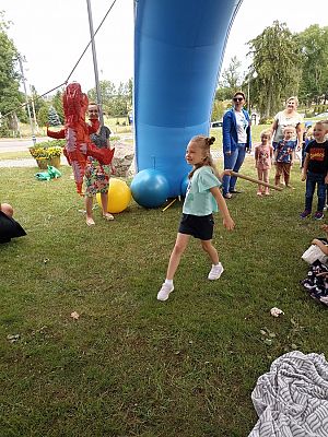 Grafika #14: Czytanie na polanie