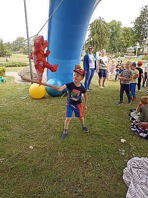 Grafika #16: Czytanie na polanie