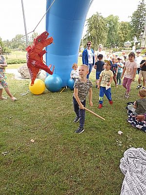 Grafika #17: Czytanie na polanie