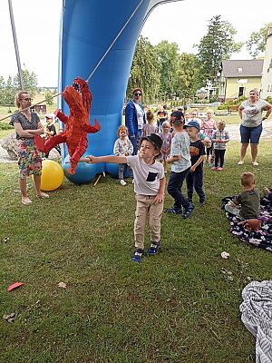 Grafika #18: Czytanie na polanie