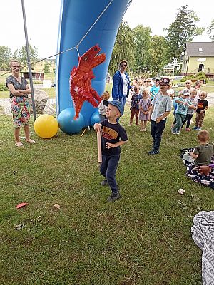 Grafika #19: Czytanie na polanie