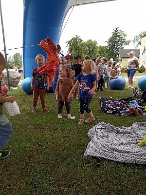 Grafika #22: Czytanie na polanie