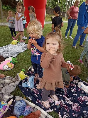 Grafika #25: Czytanie na polanie