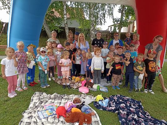 Grafika #26: Czytanie na polanie