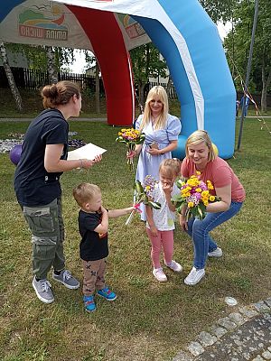 Grafika #27: Czytanie na polanie