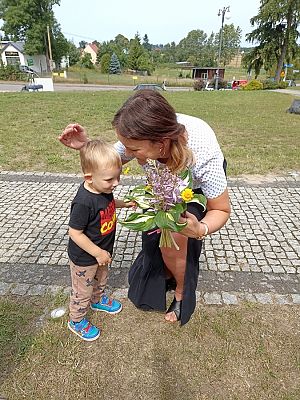 Grafika #28: Czytanie na polanie