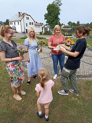 Grafika #29: Czytanie na polanie